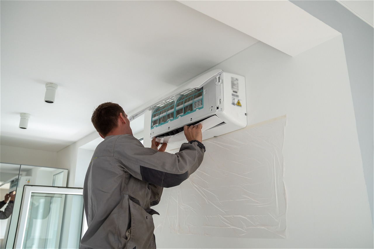 Handwerker installiert Klimaanlage